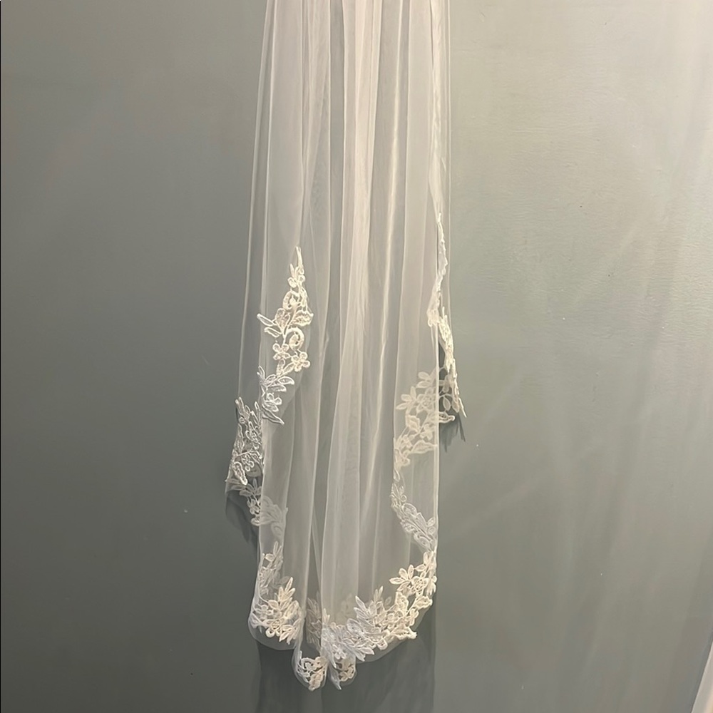 Elegant White Lace Veil